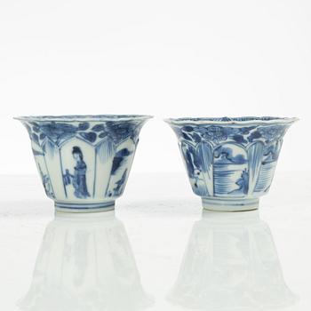 Koppar, två stycken, samt fat, porslin, Kina, Qingdynastin, Kangxi (1662-1722).