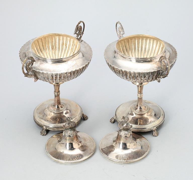 SOCKERSKÅLAR PÅ FOT, ett par, silver, Johan Gustaf Åkerman, Stockholm, 1818, totalvikt, 1513,4 gram.