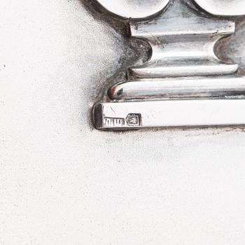 Cigarettetui, silver, med lyra stämplad i Kiev 1828-1887, etuiet stämplat Pjotr Baskakov, Moskva 1908.