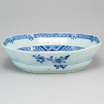 A blue and white dish, Qing dynasty, Qianlong (1736-95).