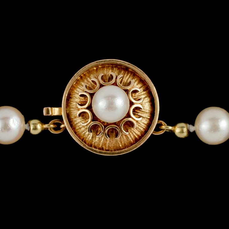 COLLIER, odlade pärlor med lås i 18k guld, 1900-talets andra hälft.