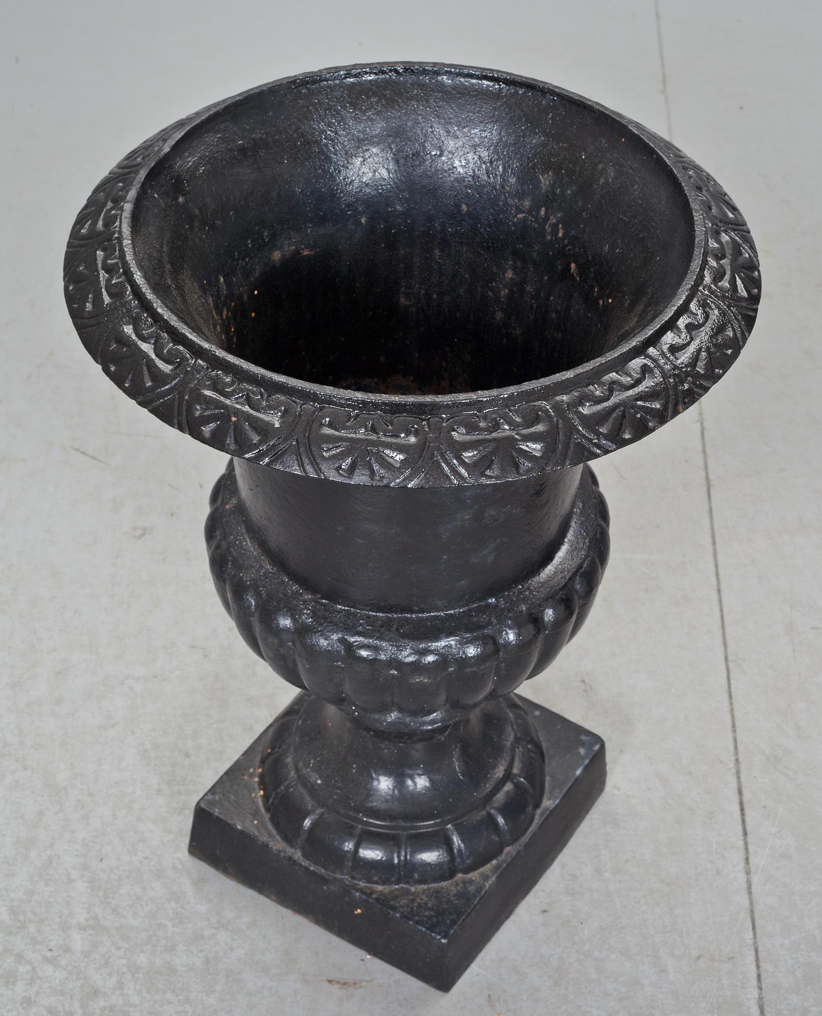 TRÄDGÅRDSURNOR, ett par, gjutjärn, 1900-tal.