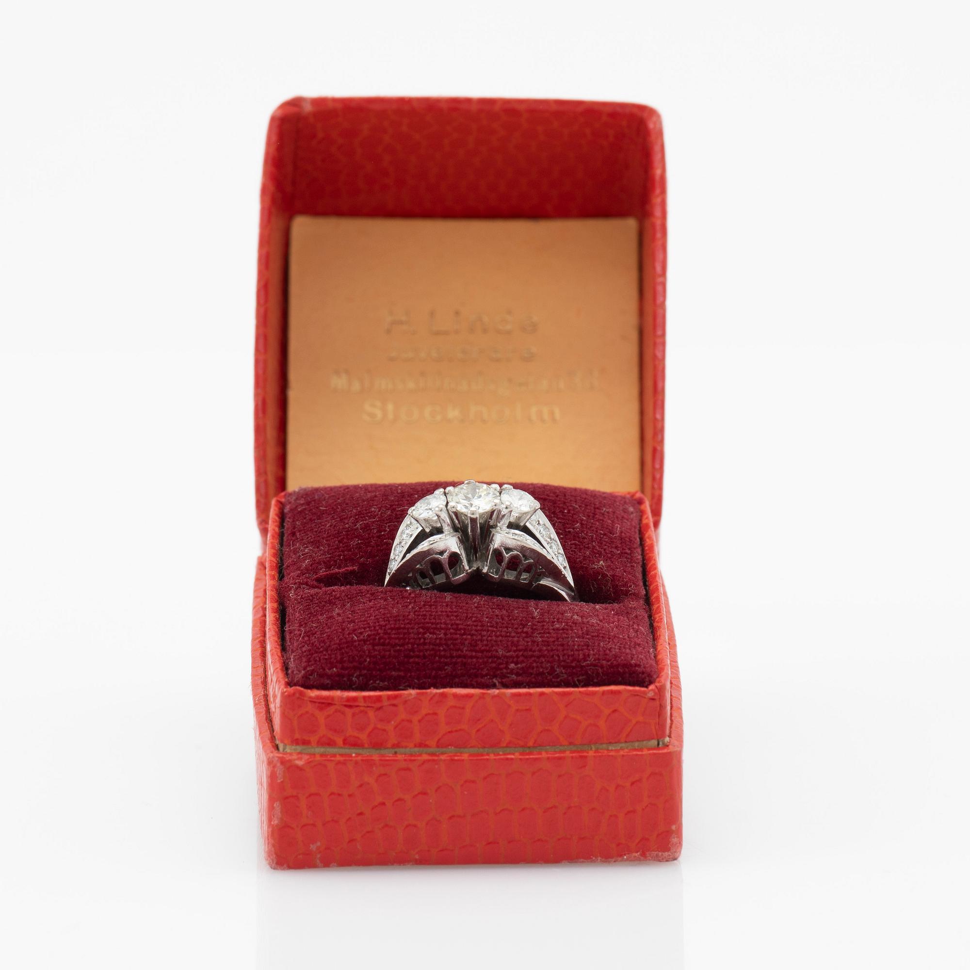 Ring, 18k white gold with brilliant-cut diamonds.
