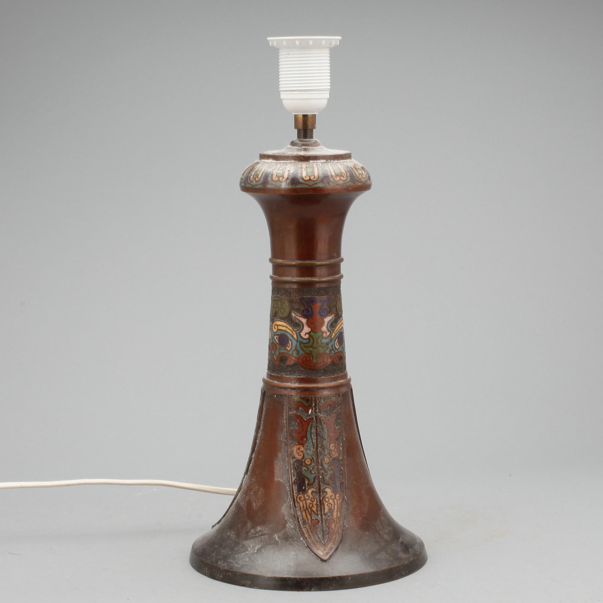 BORDSLAMPA. Cloisonné, brons. Kina, 1900-tal.