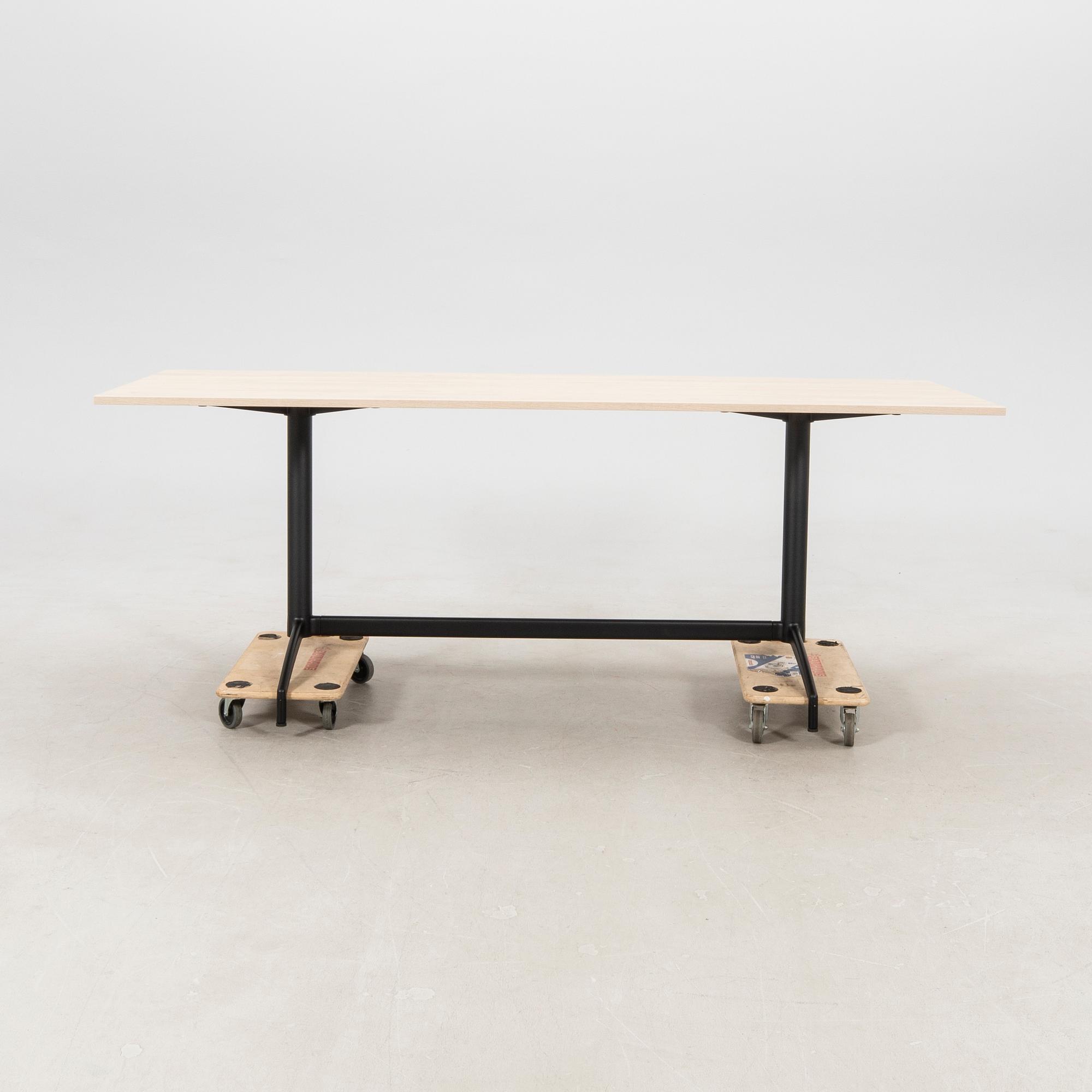 Pensi Design Studio, "Carma" table for Akaba.