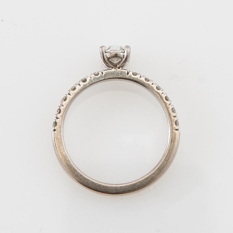 Ring, Patrik af Forselles, med ovalslipad diamant ca 0.57 ct.