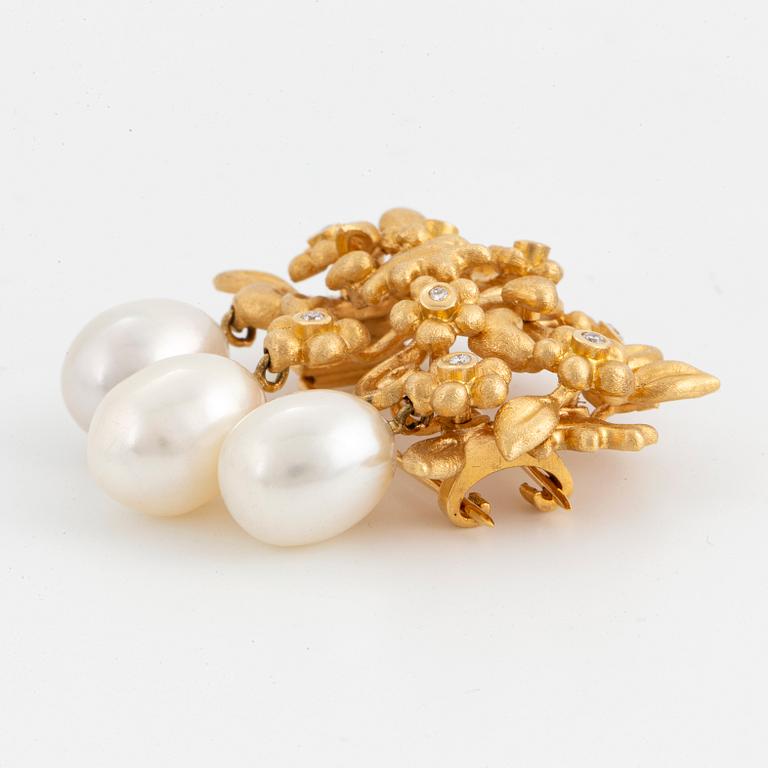An 18K gold Ole Lynggaard brooch set with cultured pearls.