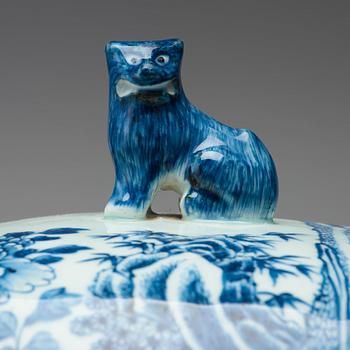 A blue and white tureen with cover, Qing dynasty, Qianlong (1736-95).