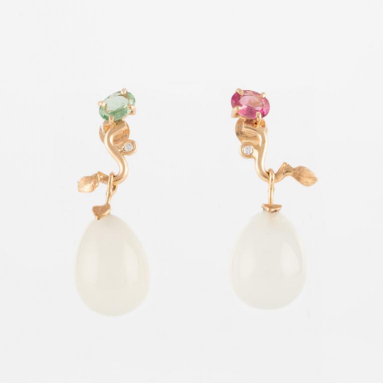 Earrings with agate, tourmalines, and brilliant-cut diamonds.