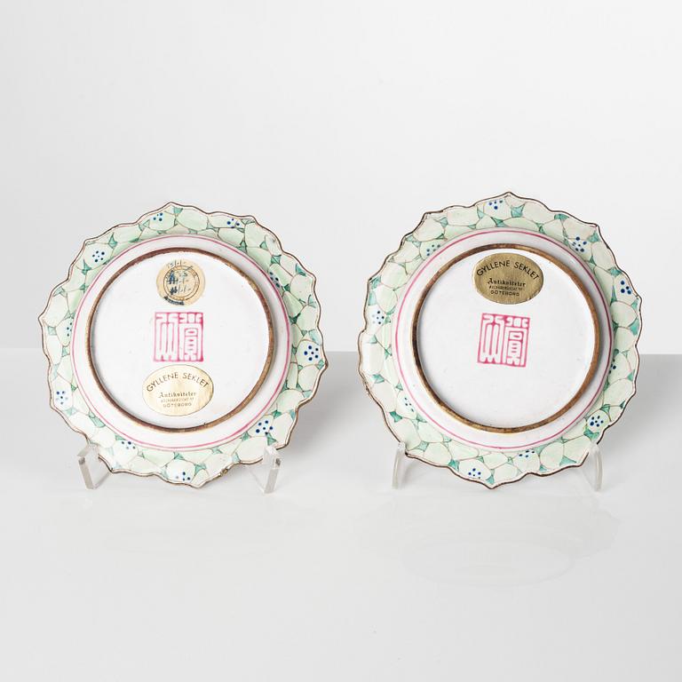 Coasters, ett par, emalj på koppar. Kina, Qingdynastin, 1700-tal.