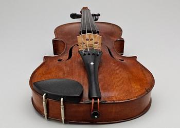 FIOL med två stråkar, märkt "Alfred Brock Stockholm", 1900-talets början.