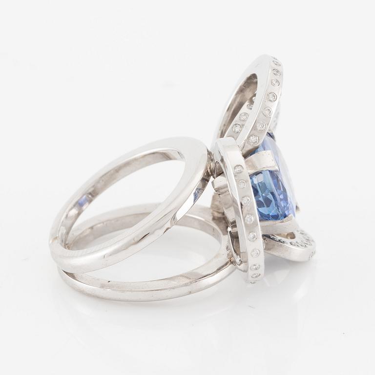 Ring, Mandelstam, 18K vitguld med safir och briljantslipade diamanter.