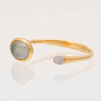Ole Lynggaard, bracelet "Emeli" in 18K gold with a cabochon-cut moonstone and round brilliant-cut diamonds.
