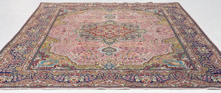 Carpet. Tabriz, approx. 320 x 250 cm.