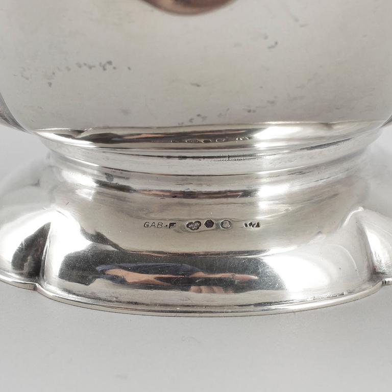 SOCKERSKÅL samt SOCKERSTRÖARE, silver, GAB, Stockholm 1913 samt 1914. Totalvikt ca 251g.