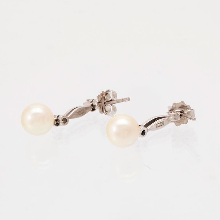 Earrings 18K white gold with round brilliant-cut diamonds and cultured pearls.