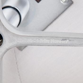 Arne Jacobsen, fåtölj, "Svanen", för Fritz Hansen, 2016.