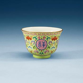 1521. A famille rose green ground bowl, Qing dynasty, with Qianlongs seal mark.