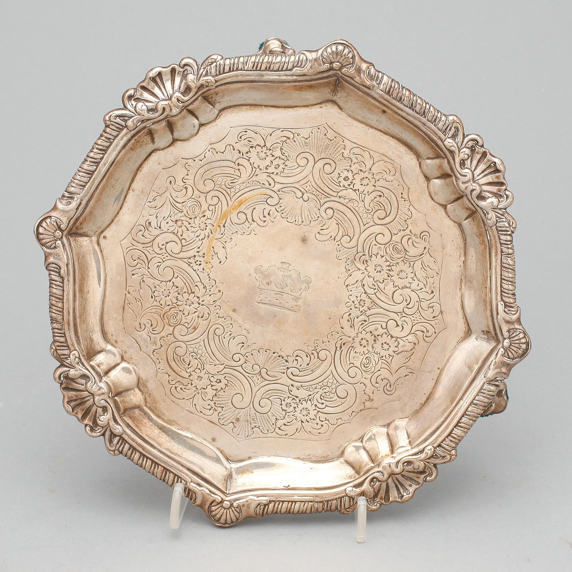 SALVER, silver, otydliga mästar stämplar, London, 1772. Vikt: ca 474 gram.