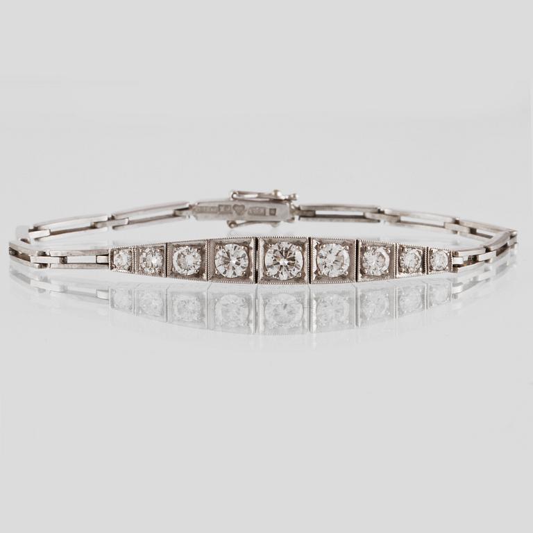 ARMLÄNK, vitguld med 9 briljantslipade diamanter, ca 0.99 ct,  Gustav Dahlgren & Co, Malmö, 1955. Vikt 9,8 gram.