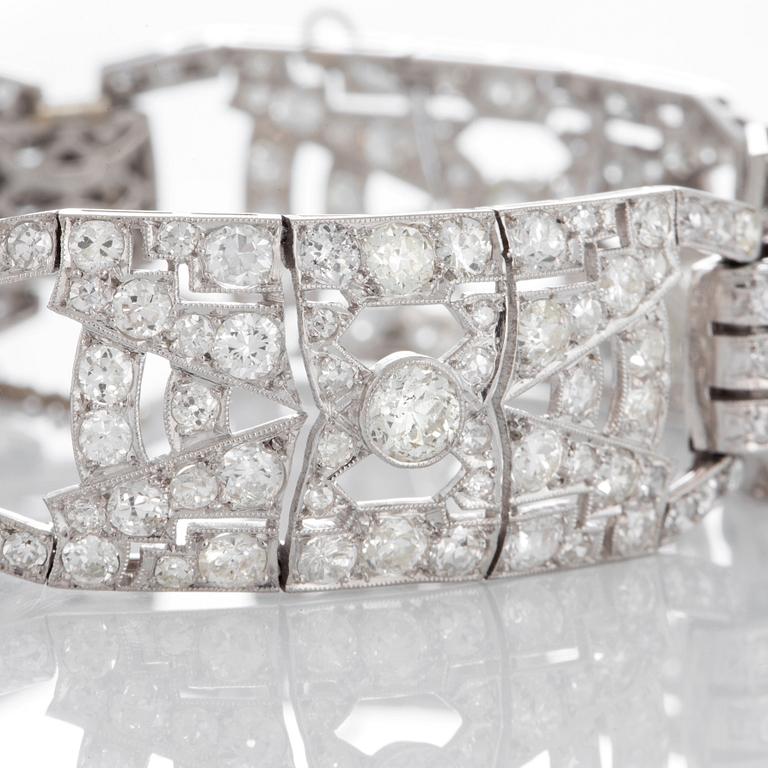 Armband Art Deco platina med gammal- och åttkantslipade diamanter total vikt ca 17 ct.