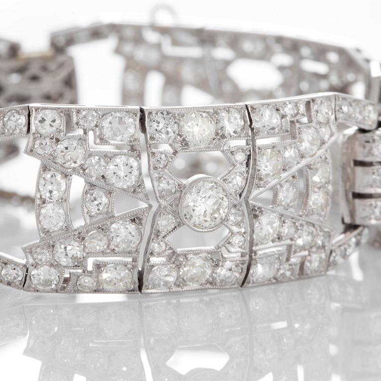 An Art Deco bracelet in platinum set with old- and eight-cut diamonds with a total weight of ca 17 cts.