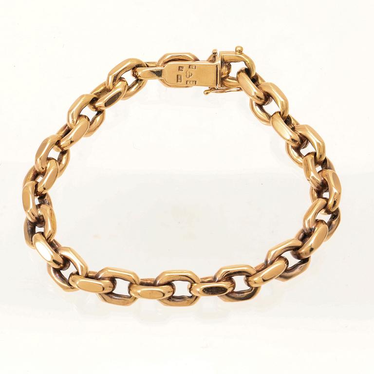 An 18K gold anchor link bracelet.