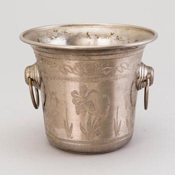 An early 20th Century Champagne bucket.