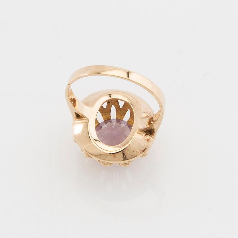 Ring 14K gold with a round faceted amethyst.