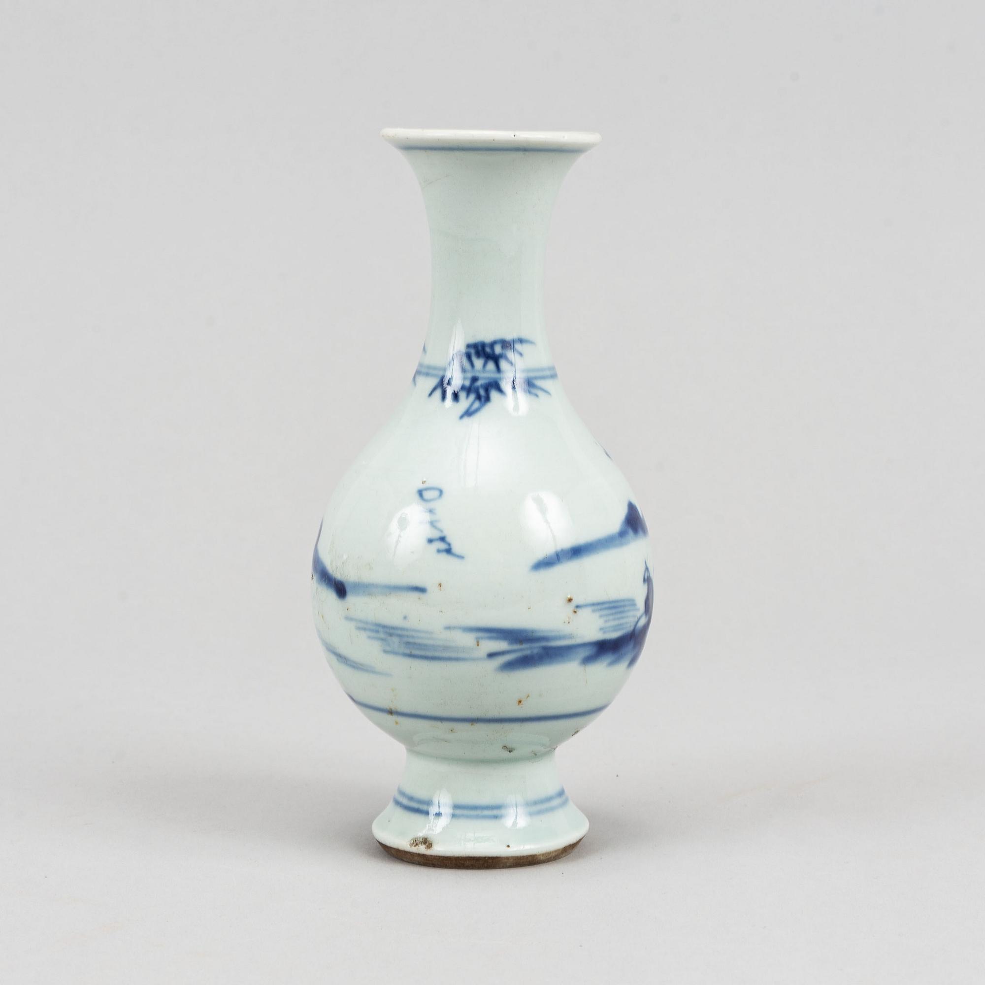 A blue and white vase, Qing dynasty, Kangxi (1662-1722).