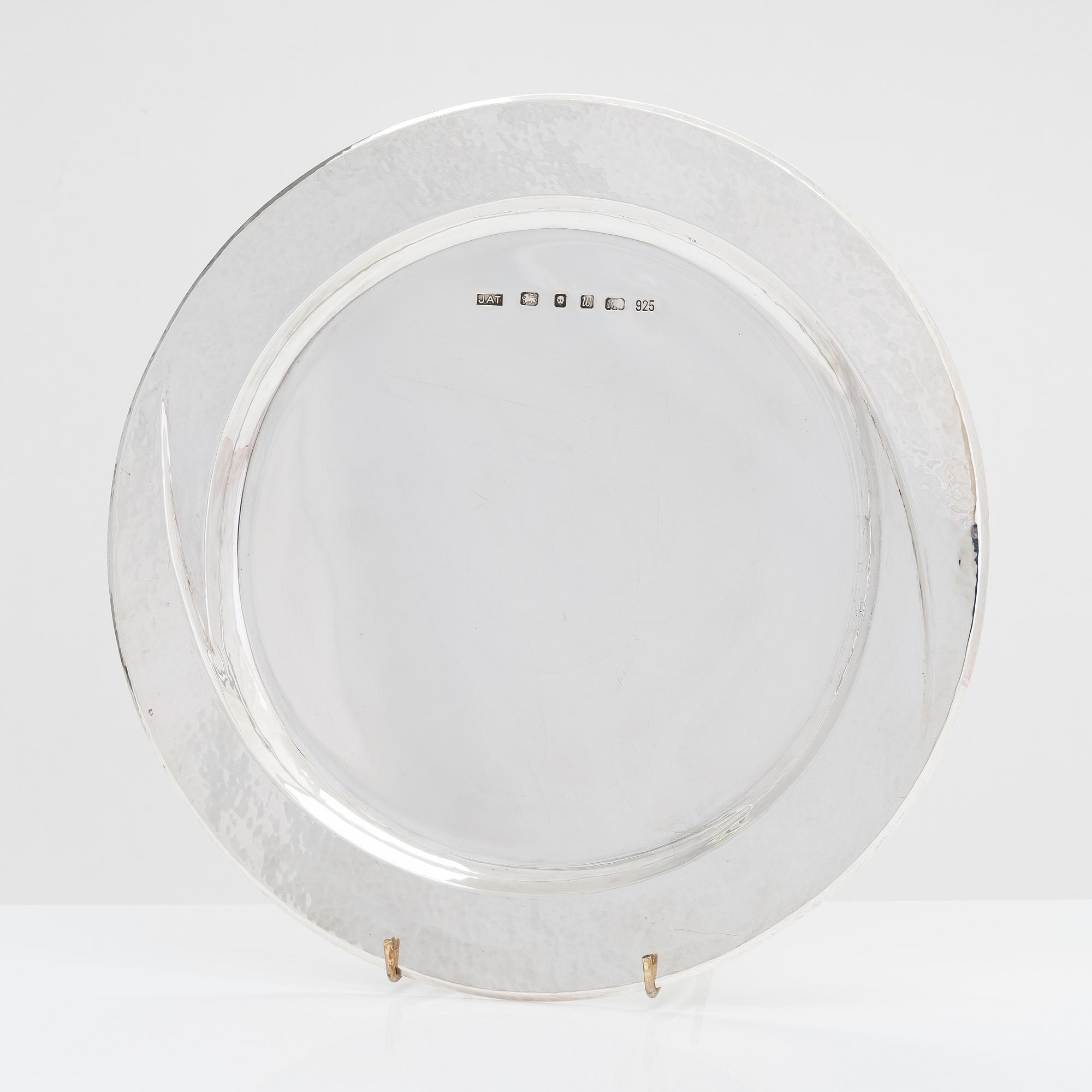 Pekka Piekäinen, bricka, sterlingsilver, för J.A. Tarkiainen, London 1996.