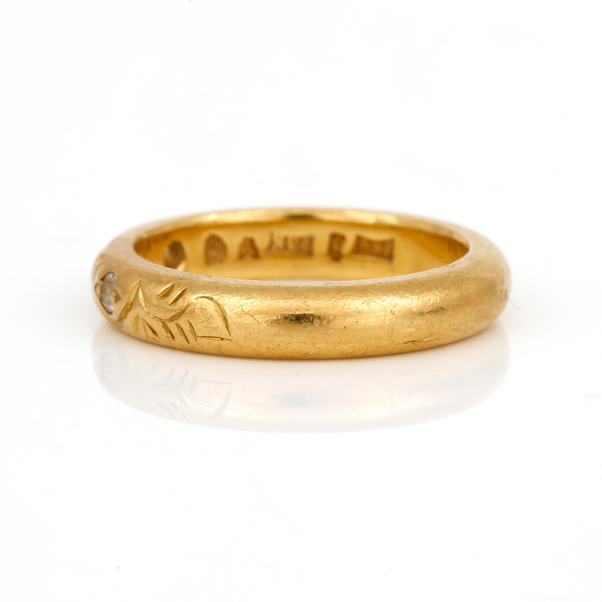 ARMBAND samt RING, 18k respektive 23k guld, vikt ca 3,4g respektive 7,1g.