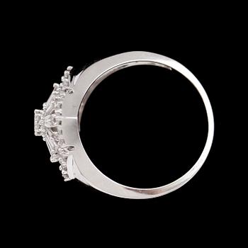 RING, 10 k vitguld, briljantslipade diamanter tot 0.75 ct.