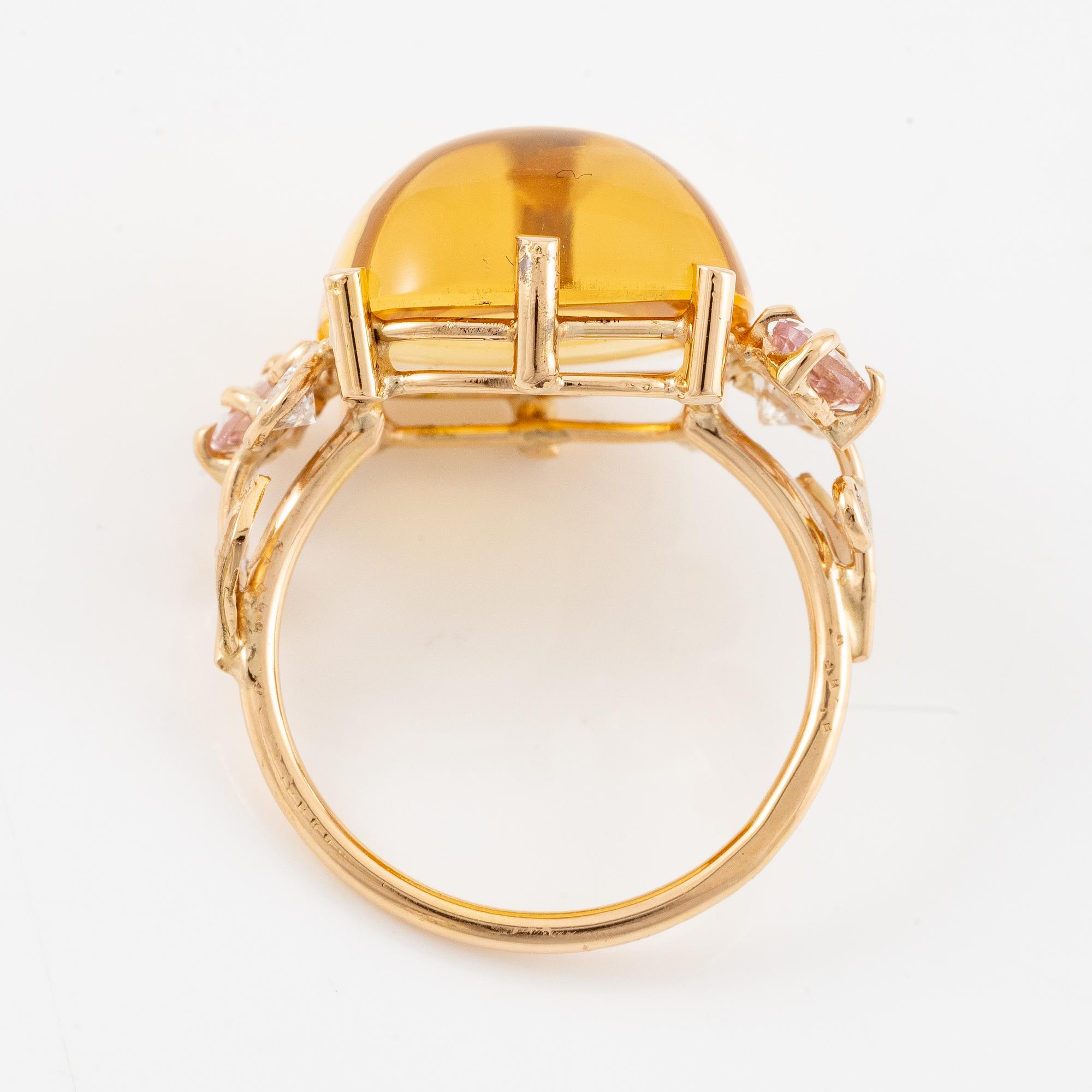 Ring, Mandelstam, 18K guld med cabochonslipad citrin, turmaliner och briljantslipade diamanter.