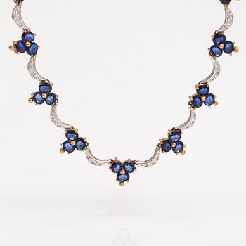 A 14K gold necklace with sapphires ca. 30.00 ct in total and diamonds ca. 1.20 ct in total.