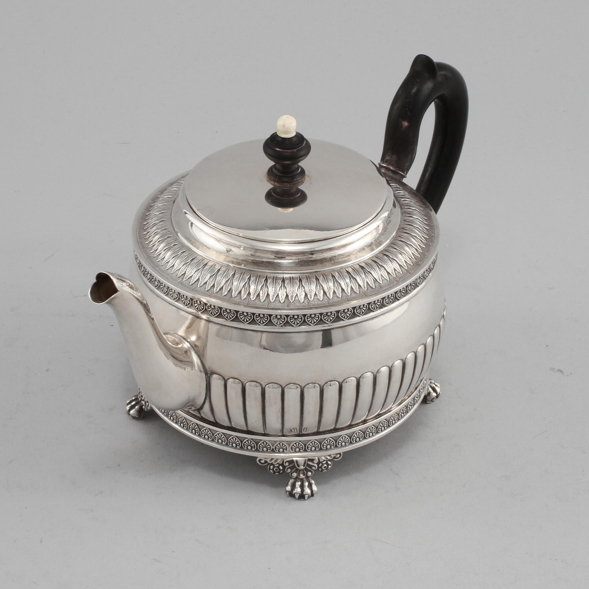 TEKANNA, silver, C G Hallberg, Stockholm, 1899. Vikt 406 g.