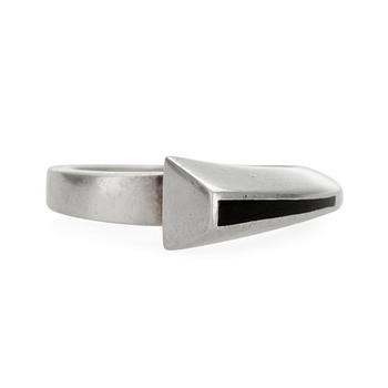 230. Juhani Linnovaara, RING, sterling silver, svart emalj, Lapponia 1974.