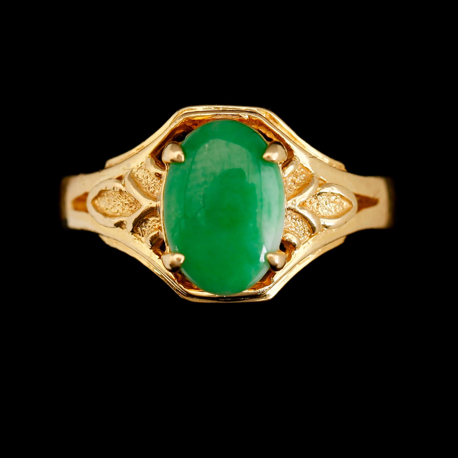 RING, 18K guld, nefrit. Total vikt ca 5 g.