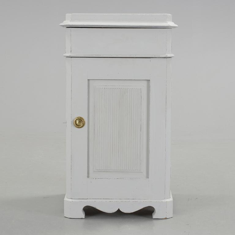 POTTSKÅP, gustaviansk stil, omkr år 1900.