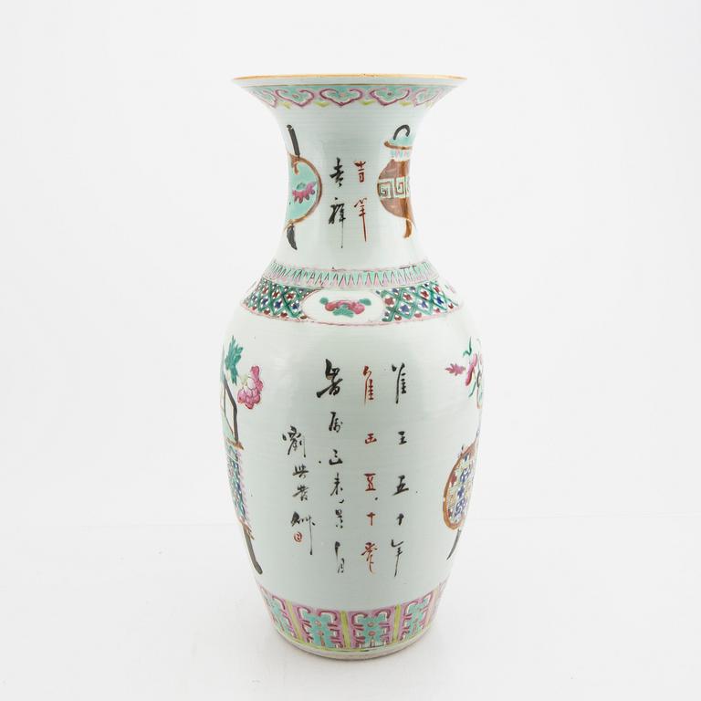 A Chinese porcelain vase 20th/21st century.