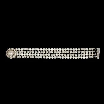 206. A cultured pearl and diamond bracelet, tot. app 2 cts.