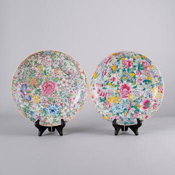 A pair of Chinese 20th century porcelain bowls.