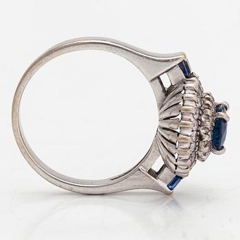 Sormus, n. 14K valkokultaa, safiireja ja timantteja yht. n. 0.40 ct.