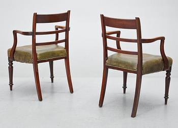 KARMSTOLAR, ett par, engelsk stil, 1900-talets första hälft.