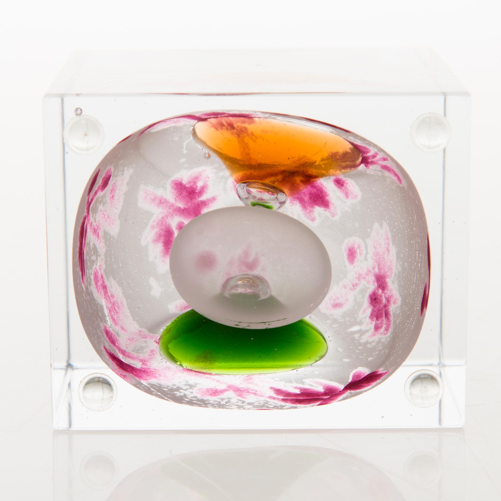 OIVA TOIKKA, An annual glass cube, signed Oiva Toikka Nuutajärvi 2008 and numbered 334/2000.
