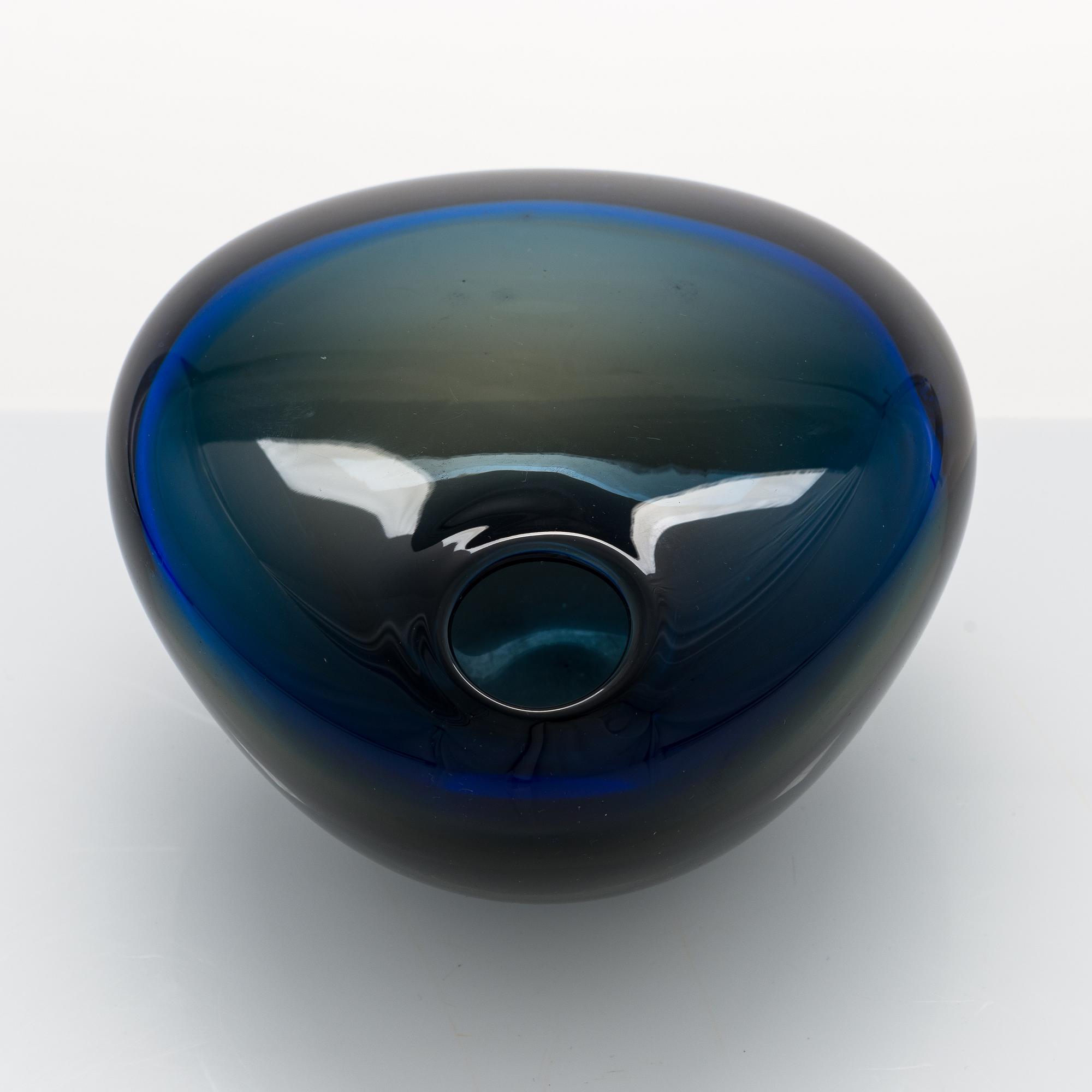 Timo Sarpaneva, a 'Sleeping bird' sculpture signed Timo Sarpaneva.