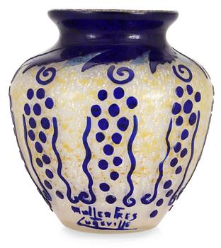 1092. A Muller Frères cameo glass vase, France ca 1910.