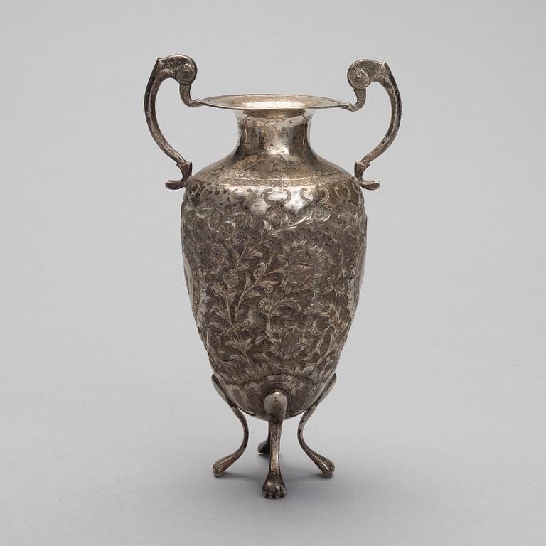 URNA / VAS, österländskt silver, finska kontrollstämplar 1969. Vikt 560 g.