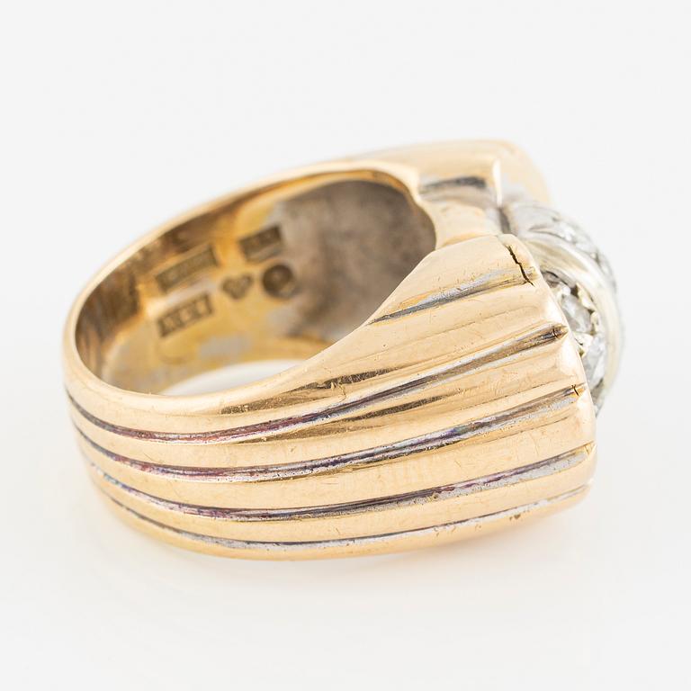 Ring, cocktailring, 18K guld med briljantslipade diamanter, 1950-tal.