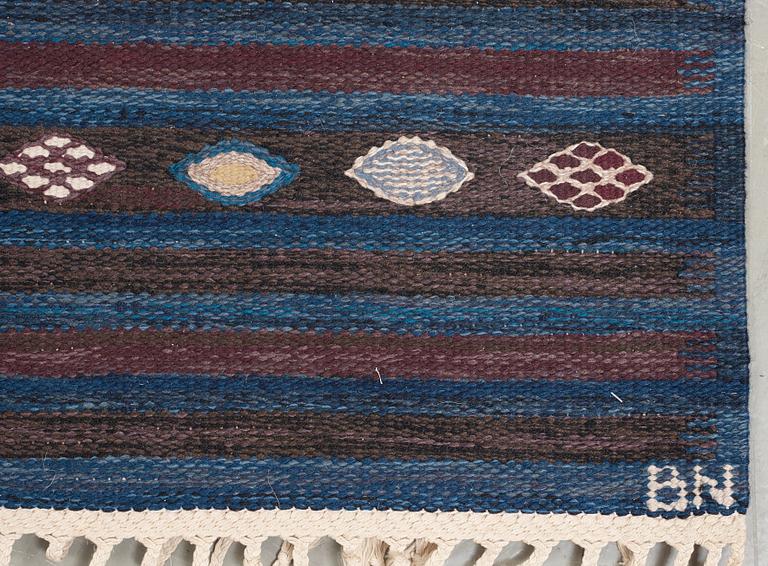 RUG. "Blåbär, mörk". Tapestry weave. 215 x 155,5 cm. Signed AB MMF BN.